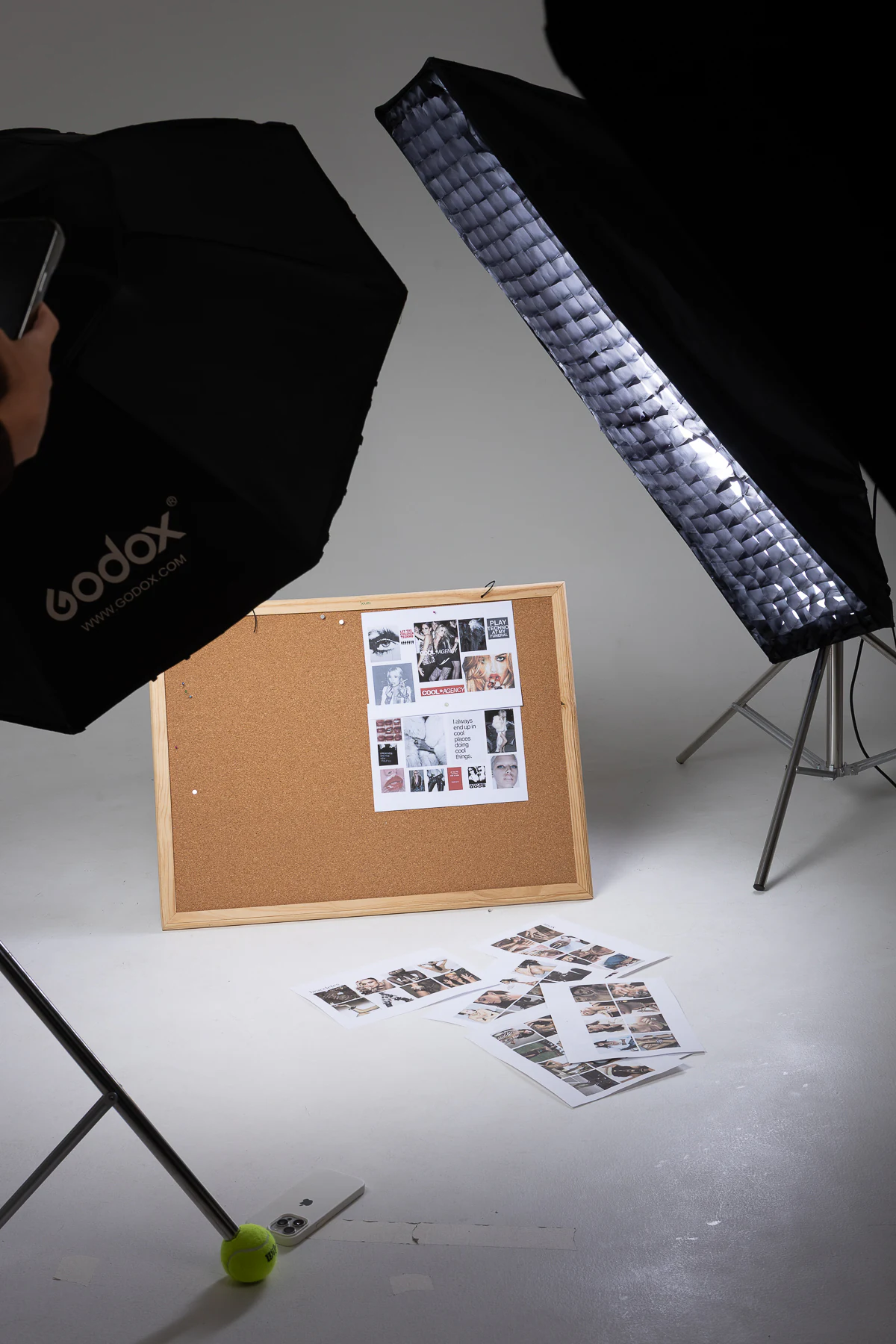 Moodboard e equipamentos durante direção criativa
