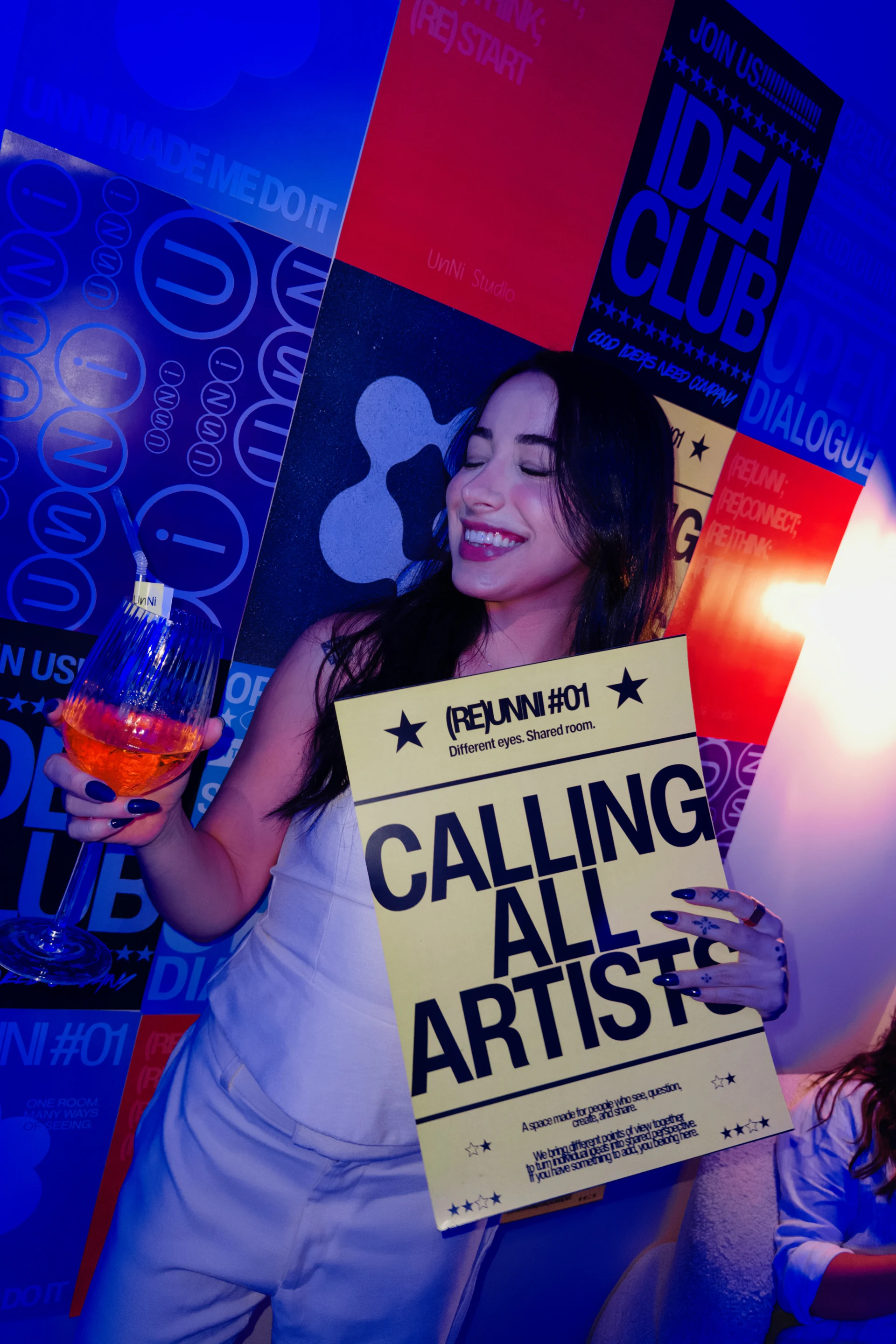 Participante com cartaz Calling All Artists