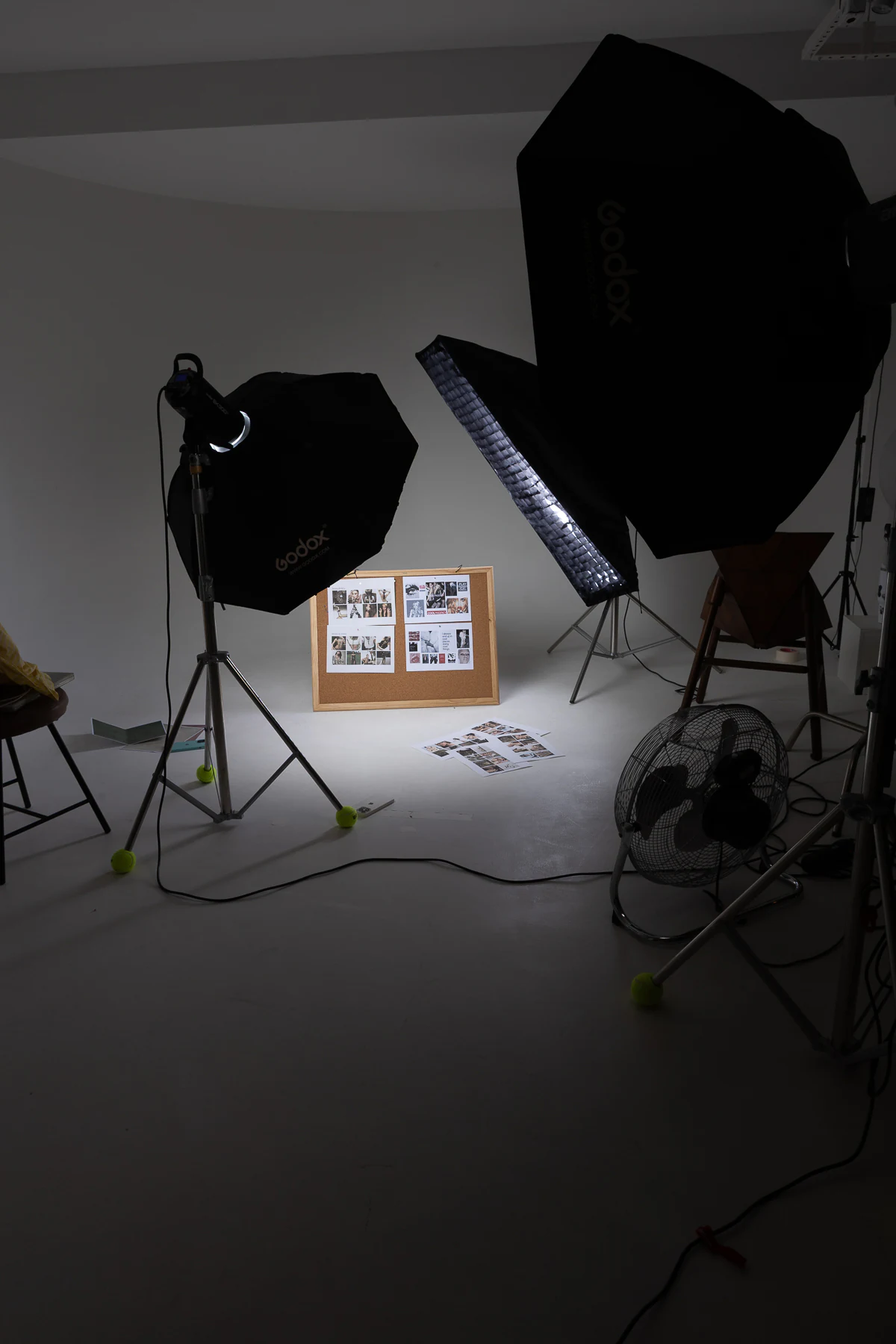 Equipe trabalhando nos bastidores de uma produção